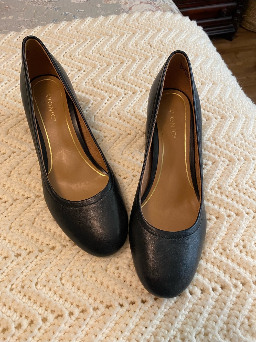 Vionic Black Round-Toe Leather Heels